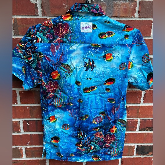 SCRUBS Brand Mens Short Sleeve Button Down Tropical Fish Themed Cotton XS Shirt - Picture 2 of 6